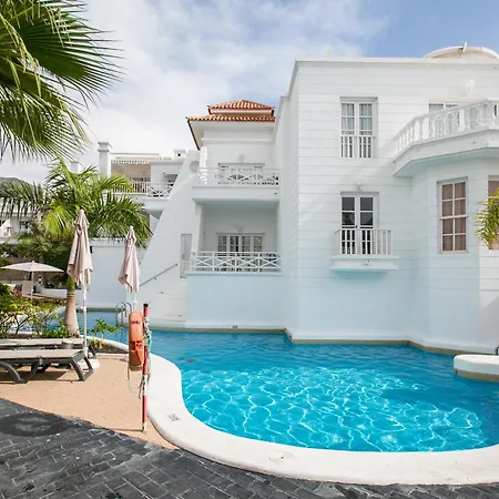 Spacious With Ocean View 아파트 *